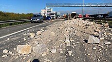 Z pevráceného kamionu se na dálnici Praského okruhu vysypalo kamení....