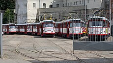 Jedna z tramvají olomouckého dopravního podniku na zastávce u hlavního vlakového nádraí.