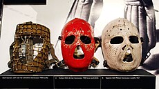 Hokejové masky ve finské hokejové síni slávy v Muzeu Vapriikki