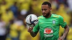 Brazilský fotbalista Neymar se rozcviuje.