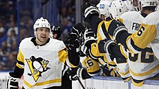 Dominik Simon slaví gól se spoluhráči z Pittsburgh Penguins.