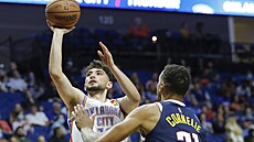 Ty Jerome (vlevo) z Oklahoma City zakonuje na ko Denveru, bránit se ho...