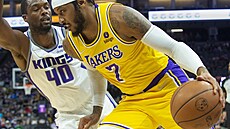Carmelo Anthony (7) z Los Angeles Lakers najídí ke koi Sacramenta kolem...