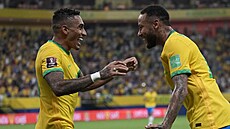 Raphinha (vlevo) a Neymar oslavují brazilský gól.