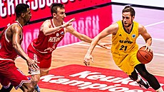 Radovan Kou�il (vpravo) táhne útok Opavy v hale Den Bosch.