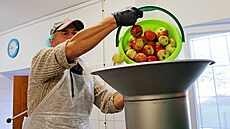 Obecní moštárna v Dubenci zpracuje denně půl tuny ovoce (8. 10. 2021).