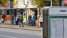 Muž napadl na trolejbusové zastávce v Plzni na Americké třídě jiného muže. Poté...
