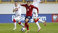 �eský úto�ník Mat�j Vydra se prodírá do �ance skrz b�loruskou defenzívu.