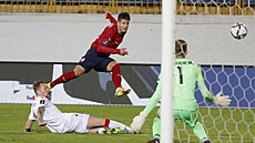 Pohled na gólovou st�elu Adama Hlo�ka, kterou mimo dosah b�loruského gólmana...