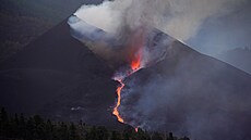 Ze sopky na panlském ostrov La Palma tee nový proud lávy. Sopka vybuchla...