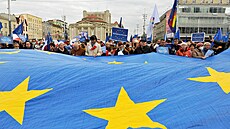 Tisíce lidí v polské Varav demonstrovaly na podporu lenství své zem v...