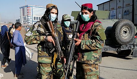 Bojovníci Tálibánu hlídkují na kábulském triti (24. íjna 2021)