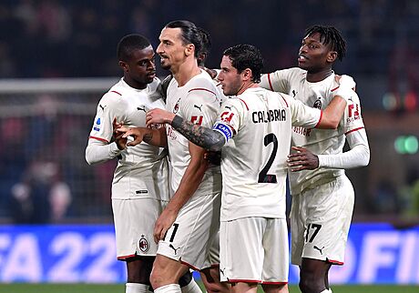 Zlatan Ibrahimovic (druhý zleva) slaví gól proti Boloni.