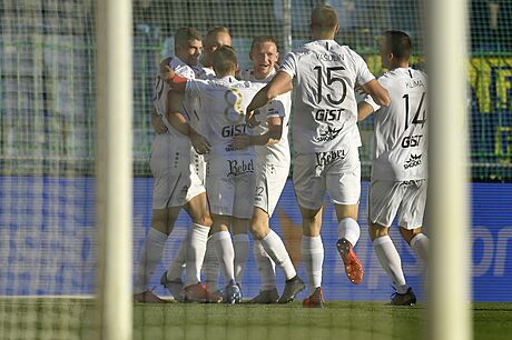 Fotbalisté Hradce Králové se radují z brzkého gólu proti Teplicím.