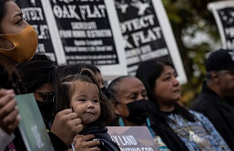 Indiáni kmene Apa bhem demonstrace v kalifornském San Francisku (23. íjna...