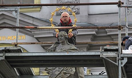 Socha a restaurátor Tomá Skalík pi oprav Mariánského sloupu na Dolním...