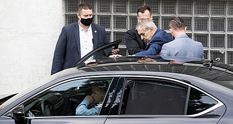 Prezident Milo  Zeman ve stedu dopoledne opustil Ústední vojenskou nemocnici...