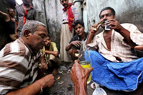 Indové popíjejí domácí alkohol. (23. íjna 2013)