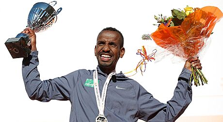 Bashir Abdi s trofejí pro vítze Rotterdamského maratonu.