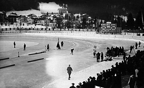 LEDOVÝ OVÁL V CHAMONIX. Tady se zrodil historicky první vítz zimních olympijských her.