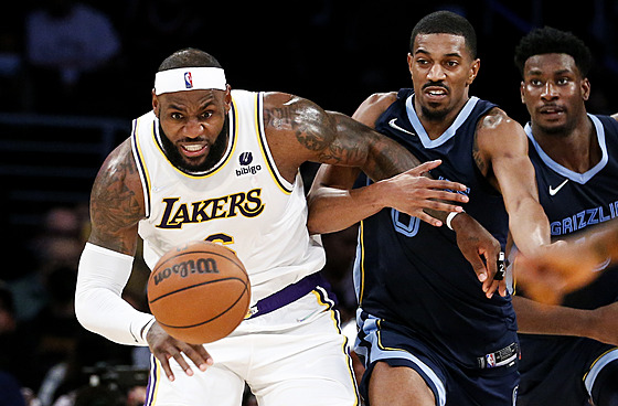 LeBron James (vlevo) z Los Angeles Lakers a De'Anthony Melton z Memphisu.