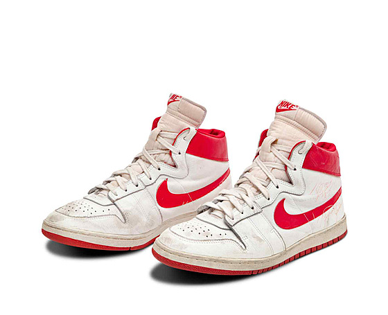 Basketbalové boty Michaela Jordana z roku 1984.
