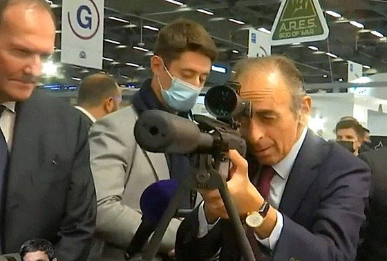 Francouzský komentátor Éric Zemmour na veletrhu namířil nenabitou pušku na...