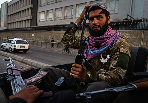 Tálibánci hlídkují v afghánském Kábulu. (2. srpna 2021)