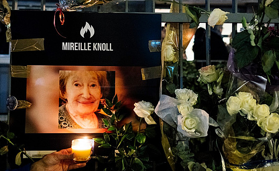 Lidé před bytem zavražděné Mireille Knollové zapalují svíčky a pokládají...
