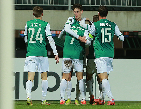 Jablonetí fotbalisté slaví gól Tomáe vanary (elem) v duelu s Randers.