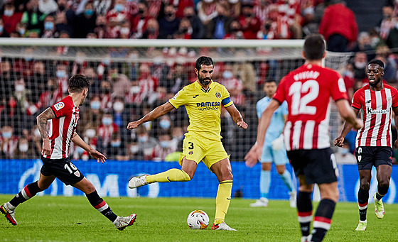 Raúl Albiol z Villarrealu pihrává v zápase s Athletikem Bilbao.