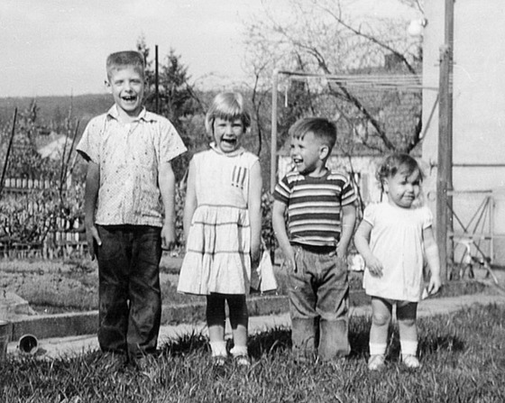 Označení baby boomers se vztahuje na lidi narozené v dekádách následujících po...