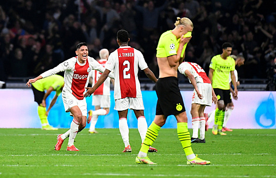 KONTRAST. Radost fotbalist Ajaxu a velké zklamání Dortmundu, který v...