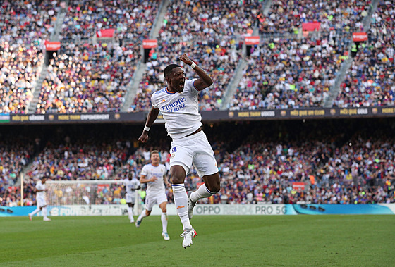 David Alaba z Realu Madrid se raduje ze vstelené branky proti Barcelon.