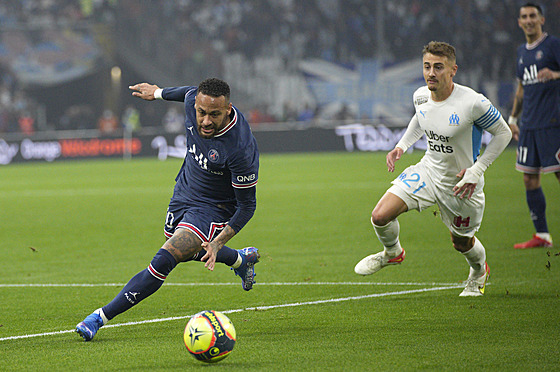 Neymar z PSG stíhá balon v utkání proti Marseille.