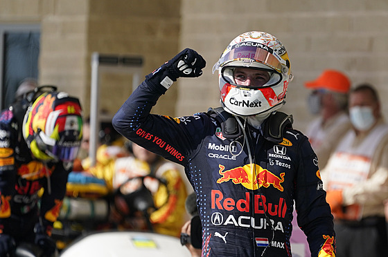 Jezdec Red Bullu Max Verstappen se raduje z vítzství na Velké cen USA.