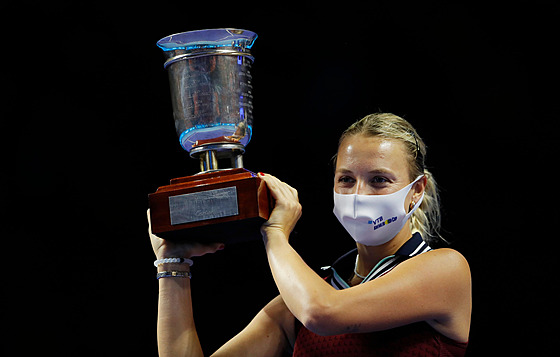 Estonka Anett Kontaveitová pózuje s trofejí pro vítzku moskevského turnaje.