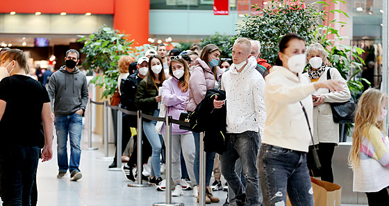 V brněnském nákupním centru Olympia čekají lidé na očkování bez registrace i...