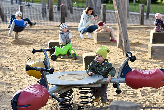 Dětské hřiště v parku Komenského v centru Zlína (říjen 2021).