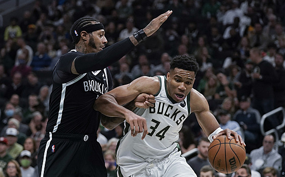 Janis Adetokunbo (vpravo) z Milwaukee bránný Jamesem Johnsonem z Brooklynu.