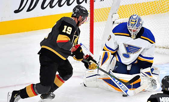 Branká Jordan Binnington ze St. Louis likviduje anci Reillyho Smitha z Vegas.