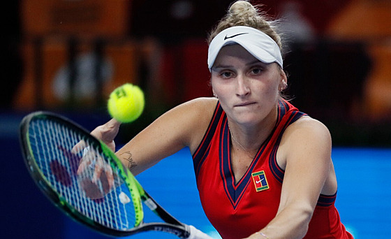 Markéta Vondrouová ve tvrtfinálovém souboji s Anastasií Pavljuenkovovou.