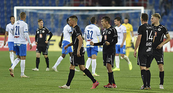 Zatímco se fotbalisté Hradce Králové (v erném) radují z postupu, hrái Baníku...