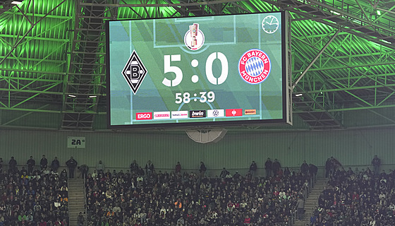 U po necelé hodin hry prohrával Bayern v Mönchengladbachu 0:5...