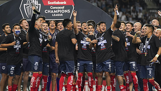Fotbalisté Monterrey se radují z triumfu v Lize mistr zóny CONCACAF