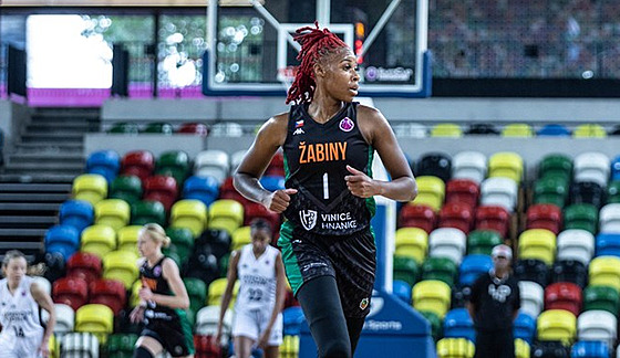 Bria Holmesová se podílela na výh�e �abin 13 body.