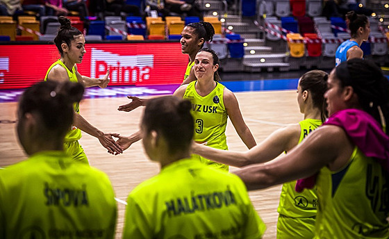 Basketbalistky USK Praha se hecují bhem zápasu se Szekszardem.