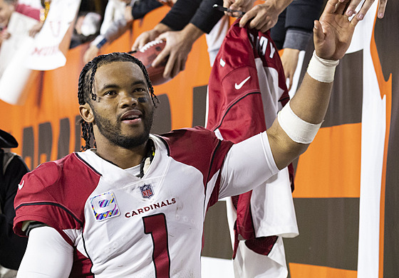 Kyler Murray se raduje s fanouky Arizona Cardinals.
