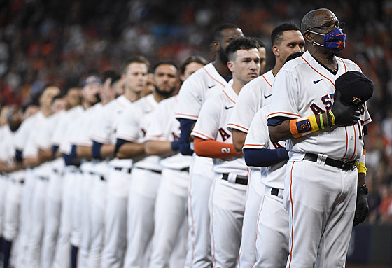 Dusty Baker Jr. (vpravo) a jeho svenci z Houston Astros bhem americké hymny
