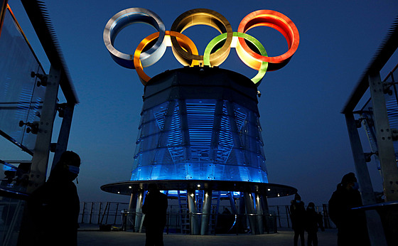Olympijská věž v Pekingu září jako připomínka blížících se zimních her.